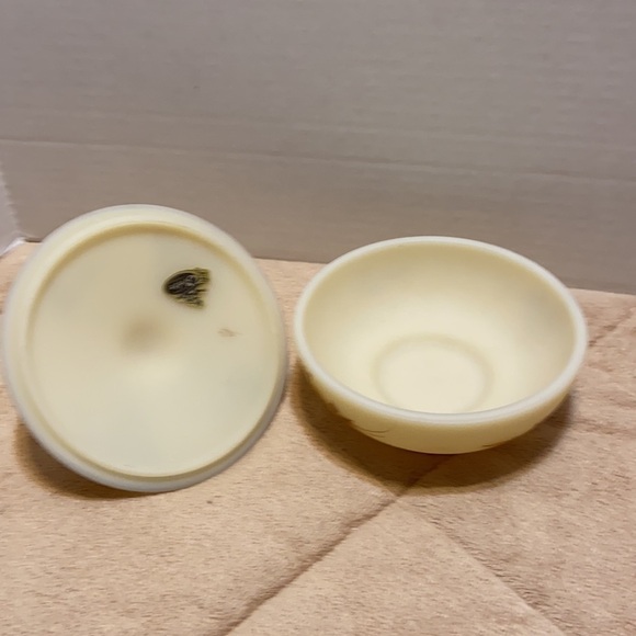 Fenton covered compote candy hand painted and signed custard glass dish - Picture 6 of 11